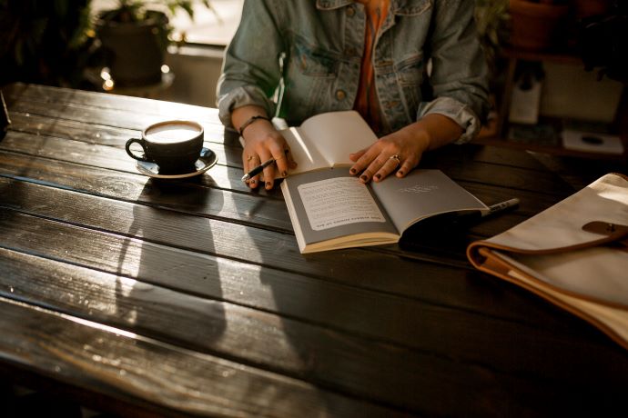 Person-reading-at-wooden-table